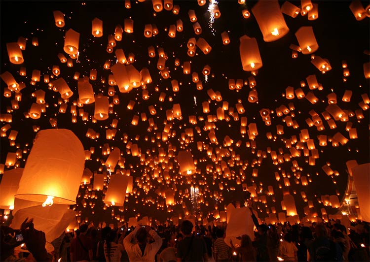 muchas linternas encendidas en el aire por la noche durante el festival de la linterna de Chiang Mai
