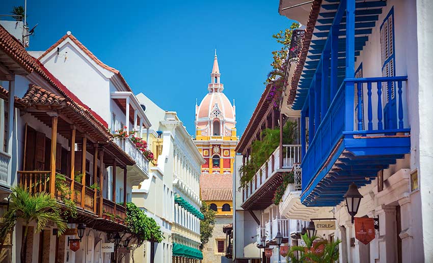 casas coloridas y la vista sobre la Catedral de Santa Catalina de Alejandría en Cartagena