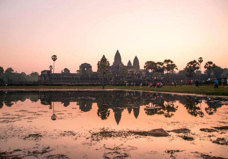 cielo rosa y la vista sobre Angkor Wat en Camboya