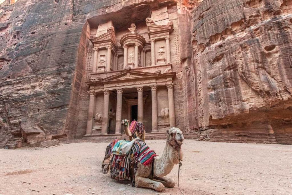 camello sentado en el suelo frente al tesoro en Petra, Jordania, que necesita estar en sus lugares de lista de cubos