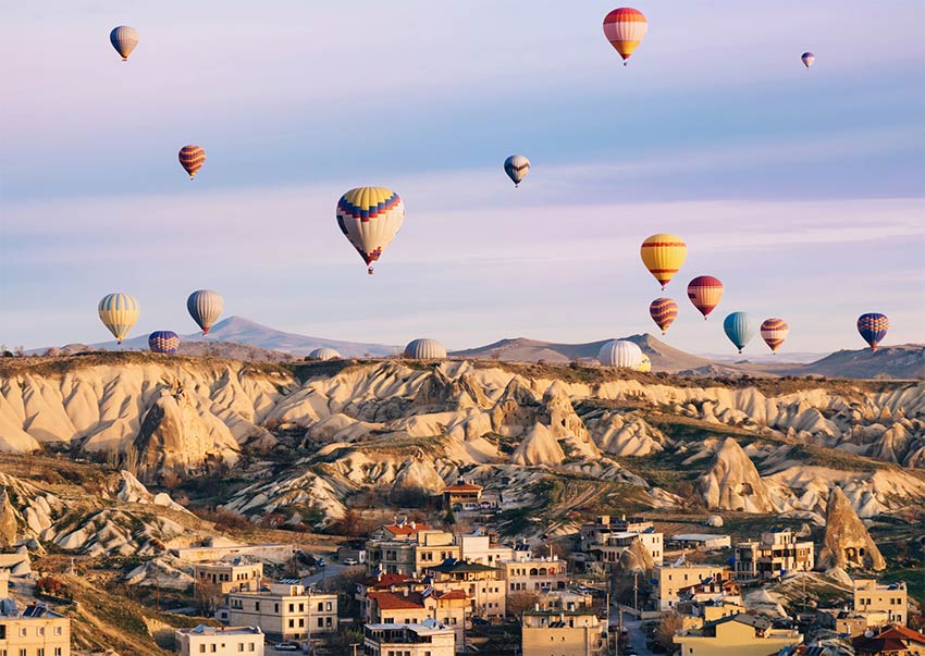 una vista de los globos aerostáticos en Capadocia en Turquía que necesitan estar en sus lugares de lista de cubos.