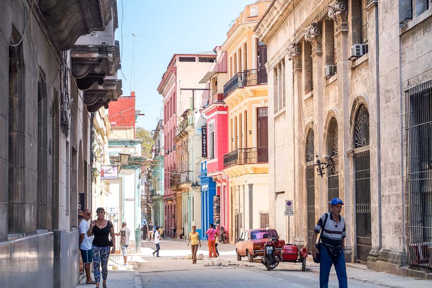lugareños caminando por las coloridas calles de La Habana que necesita ver durante 10 días en Cuba.