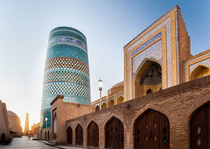 mezquita azul y marrón en Uzbekistán, que es uno de los lugares de la lista de cubos de ensueño