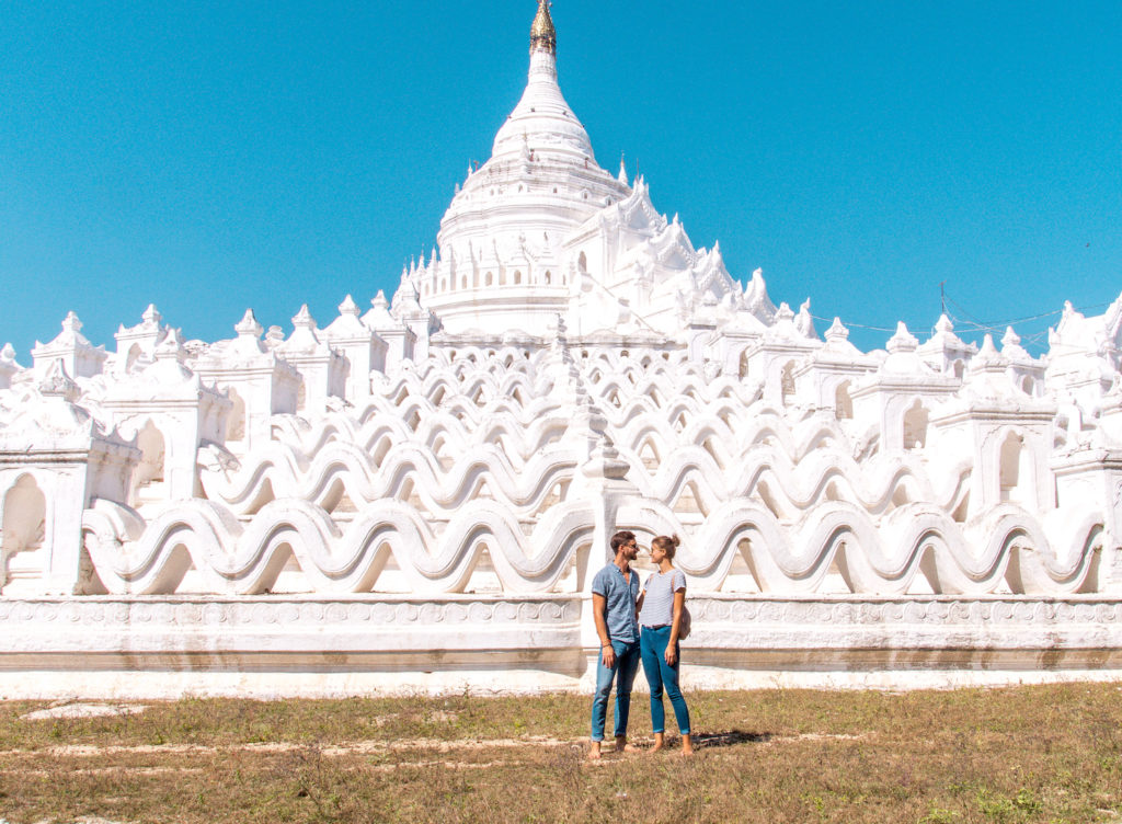 dos personas de pie frente al templo blanco en Mandalay