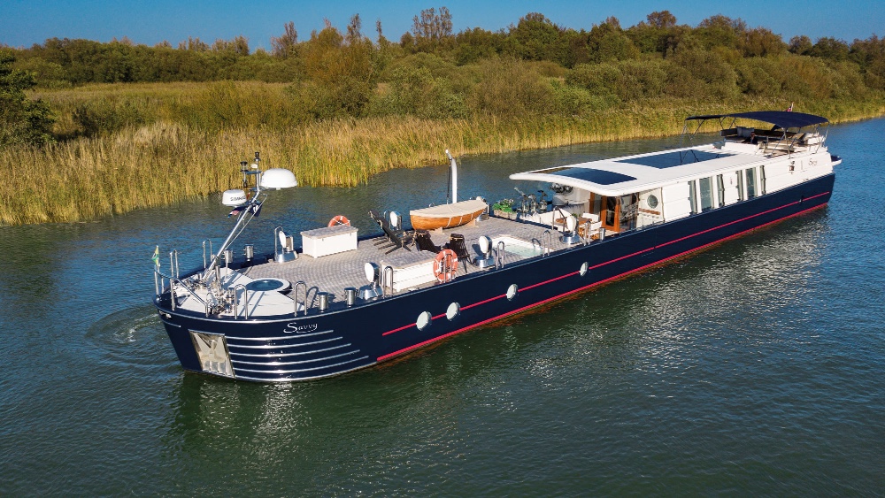 Savvy es una barcaza de canal de 97 pies con un interior de superyate y un paseo excepcional