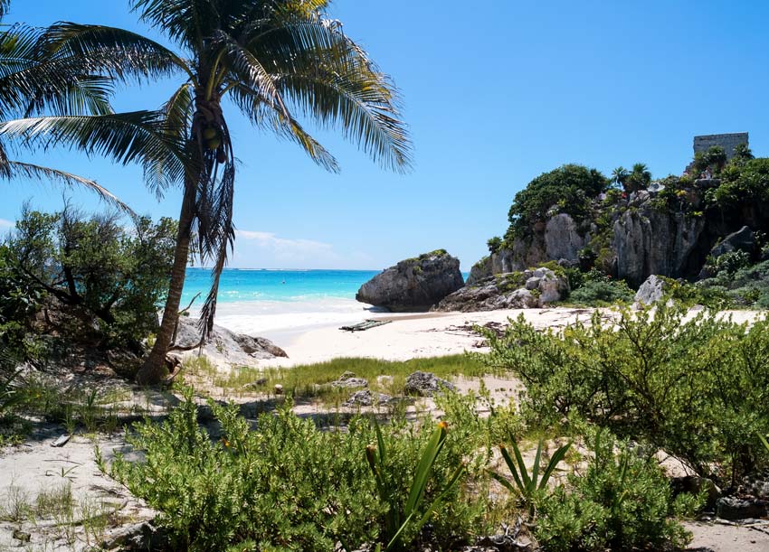Increíble vista sobre Playa Ruinas, arena blanca, palmeras y agua azul