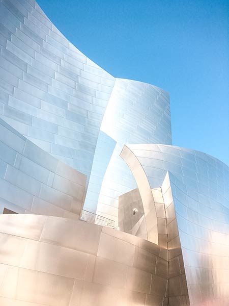 edificio de acero gris llamado Walt Disney concert hall, una de las mejores cosas para hacer en el centro de Los Angeles