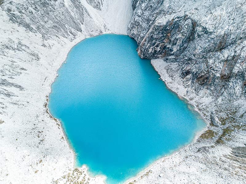 lago azul con montañas blancas en laguna 69 en Perú, cerca de Huaraz