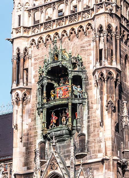 la torre del reloj del nuevo ayuntamiento en Marienplatz en Múnich, los mejores lugares para ver durante su itinerario de 2 días