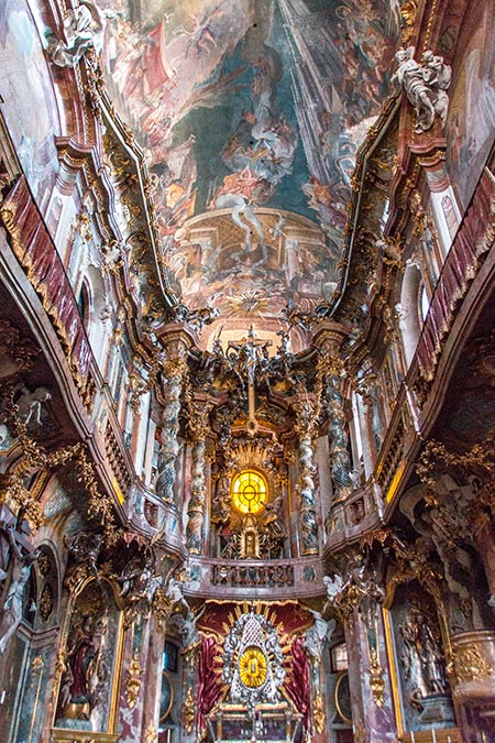 Vista interior de Asamkirche y una parada esencial en un itinerario de 2 días Munich