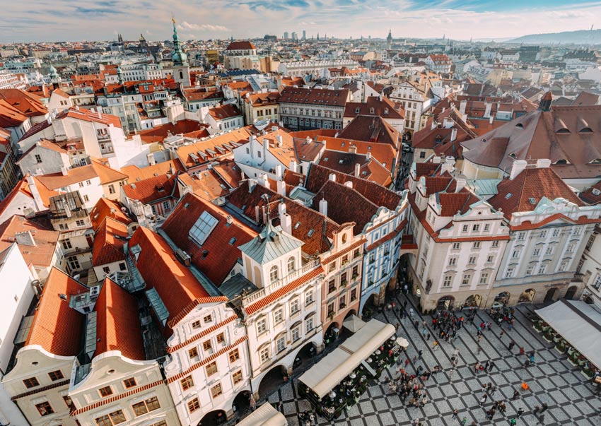 una vista arial en los edificios con techos rojos sobre Praga