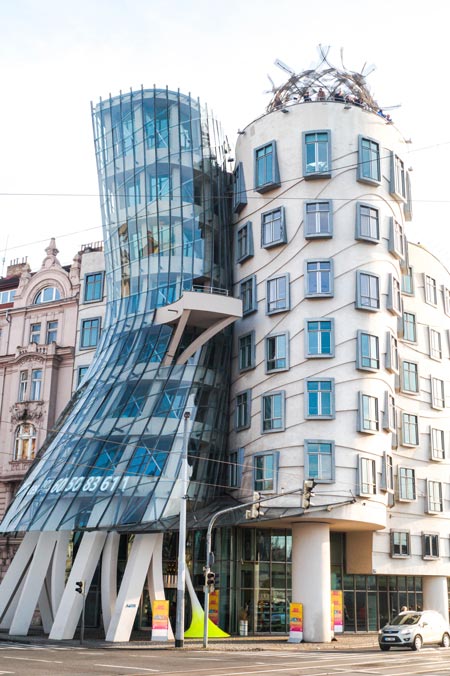 dos edificios con muchas ventanas que son perfectos punto de fotos en Praga