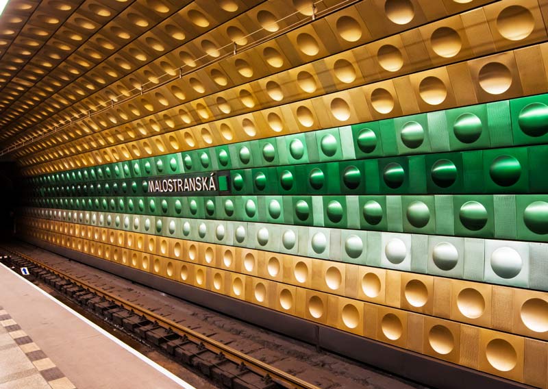 puntos marrones y verdes dentro del metro en Praga, que en un lugar de fotos único