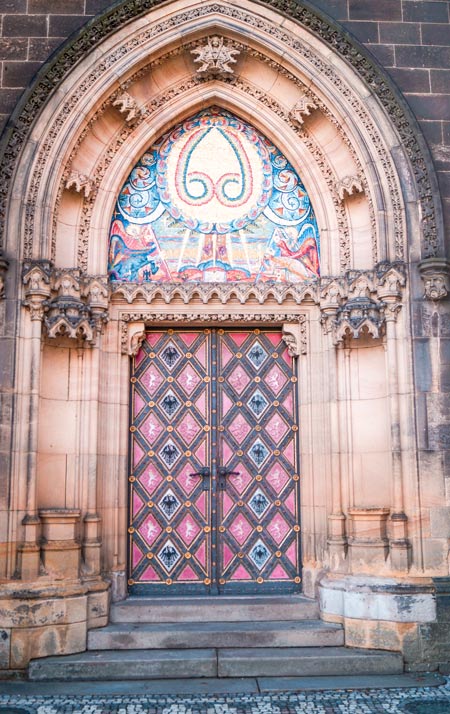 puerta rosa con adornos barrocos